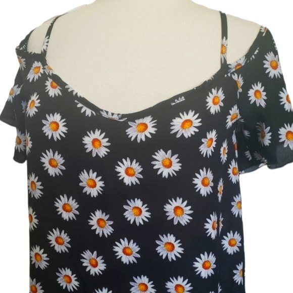 About a Girl Cold Shoulder Black Daisy Top - S - Picture 7 of 10